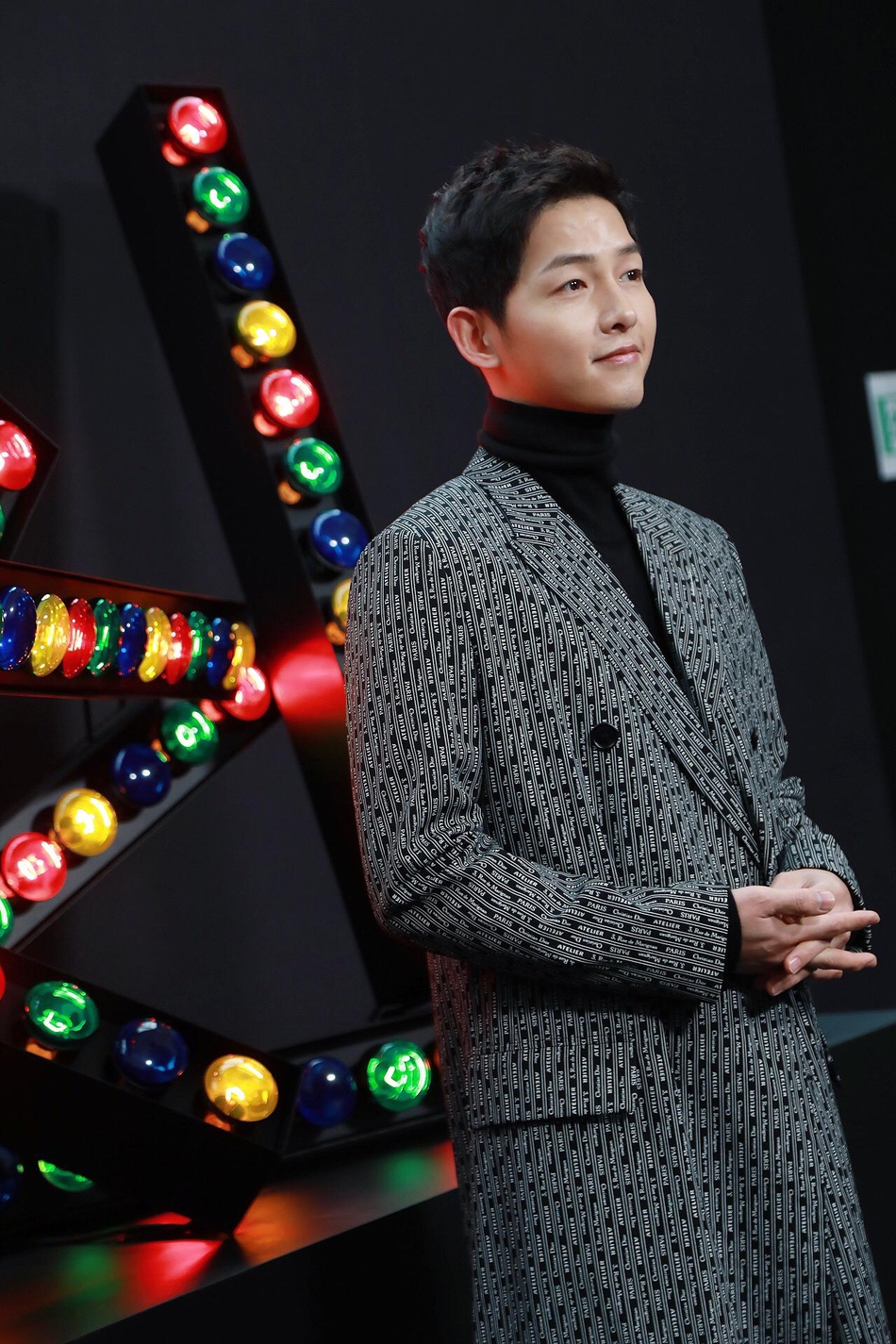 宋仲基助阵Dior Homme 2018秋冬 大衣造型尽