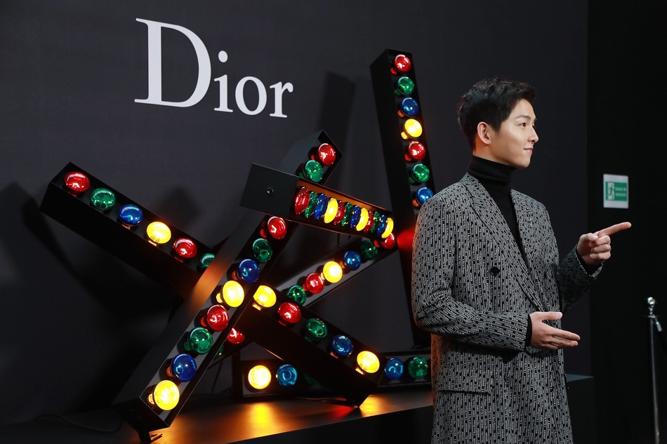 宋仲基助阵Dior Homme 2018秋冬 大衣造型尽