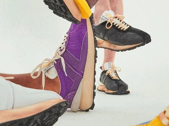 老球鞋真香 时尚圈的时髦人儿都不爱穿新鞋了插图(38) 老球鞋真香 时尚圈的时髦人儿都不爱穿新鞋了