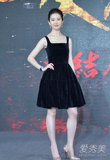 刘亦菲穿丝绒的黑色小礼服