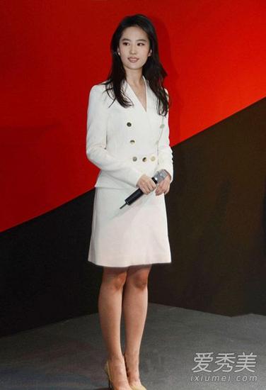刘亦菲穿简约的白色西装套裙