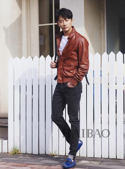 时装 明星穿搭 > 正文   burberry 皮衣夹克内搭条纹白衬衫,黑超遮面