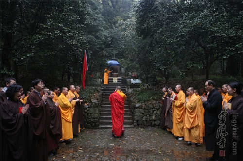 雨中大众以恭敬心为供养 纪念祖师大德