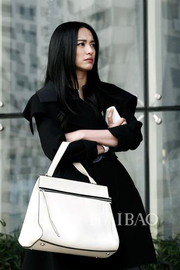 黑色风衣+白色包包