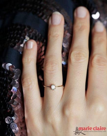 金色指环特别适合小巧的钻石