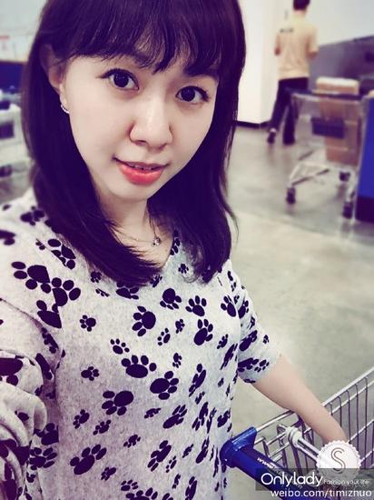 心情好的时候，她会发发美美的自拍。