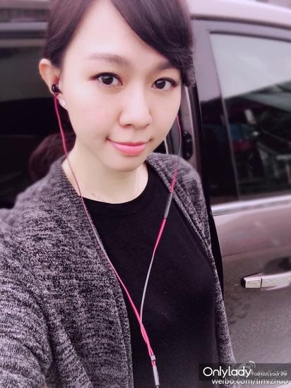心情好的时候，她会发发美美的自拍。