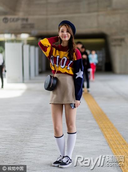 首尔时装周潮人用色块拼接毛衣搭配半裙和中筒袜
