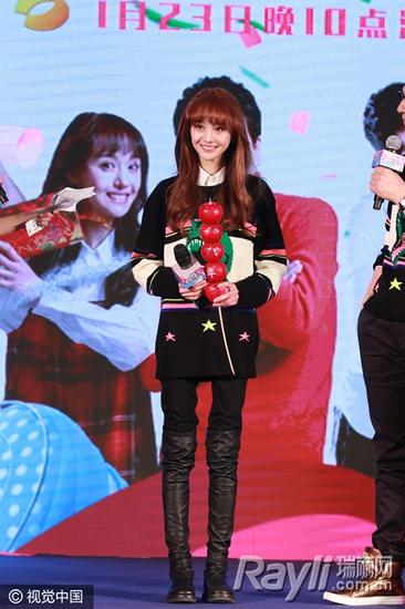 郑爽娜扎都爱卡通毛衣 降温潮入手这4款不会错