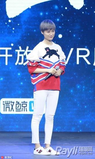 郑爽娜扎都爱卡通毛衣 降温潮入手这4款不会错