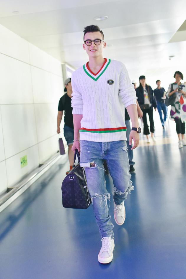 明星爱大牌:盛夏任性穿毛衣 欧豪的潮搭你学不