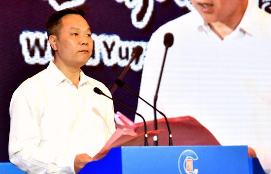 图为:余姚市委书记奚明发言。 何蒋勇
