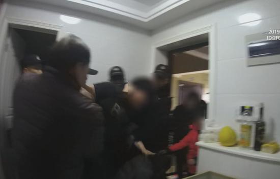 小伙冲过来要打李某某