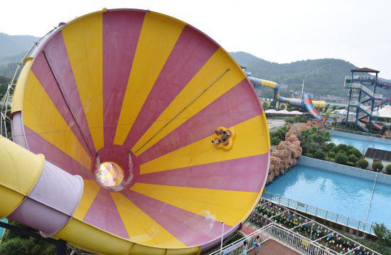 图为:水上乐园超级大喇叭项目,游客正在体验。 何蒋勇 摄