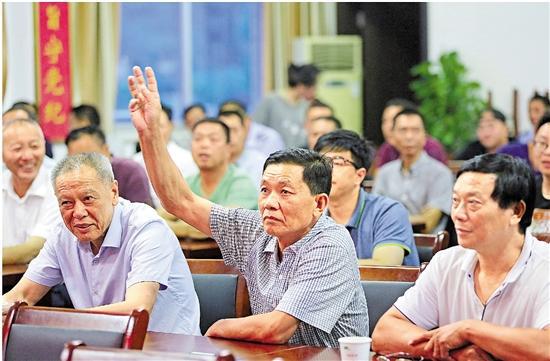 宁海村民“夜考”联村干部现场。 陈云松 摄