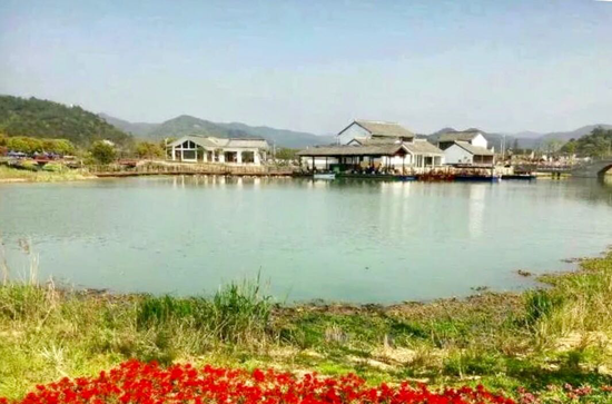 (图为东村一景)