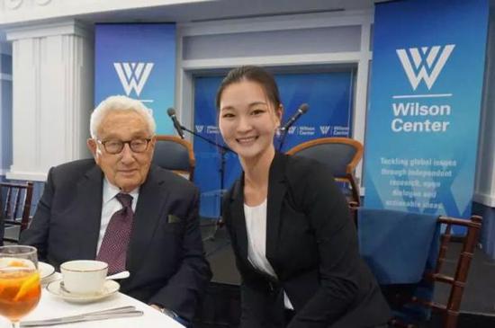 实习时与基辛格博士的合影