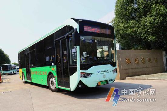 第一辆新车从公交骆驼中心站驶出