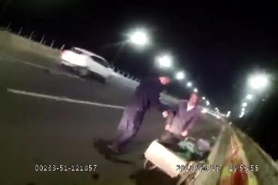 接到报警后,交警第一时间赶到现场。