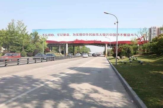 取而代之的是一排桔红色“水马”