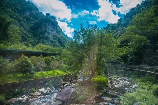 妙高台可俯瞰亭下湖美景,