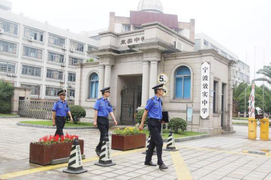 图为:宁波城管人员全力保障中高考。 郭腾达 摄