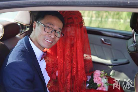 按照当地习俗,当日婚礼有一个环节,新郎找到婚鞋才能让新娘起身出嫁。