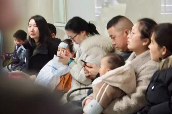李惠利东部医院繁忙的儿科 崔引/摄
