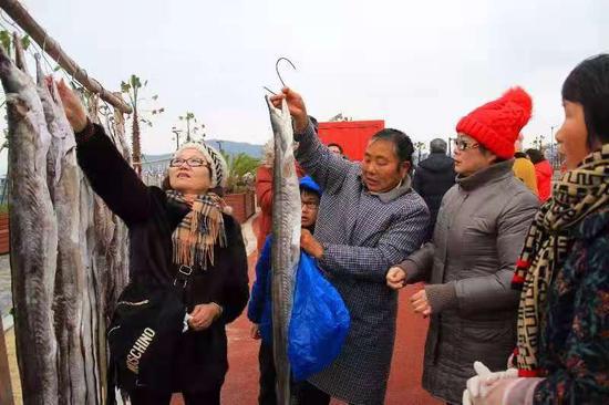 图为游客体验渔家生活 。 吴立高 摄