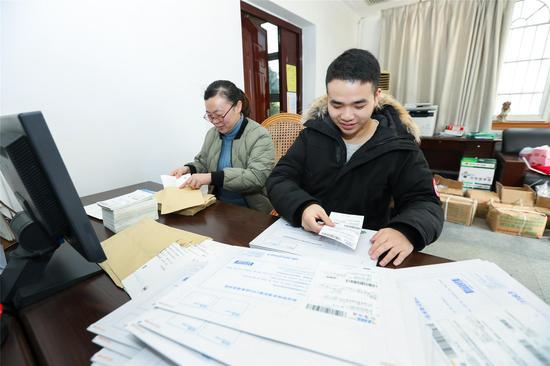 图为打包喜报。 学院提供