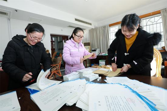 图为装寄喜报。 学院提供
