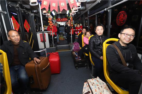 图为返甬乘客。 董美巧 摄