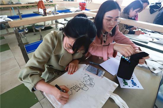 图为活动现场。 董美巧 摄
