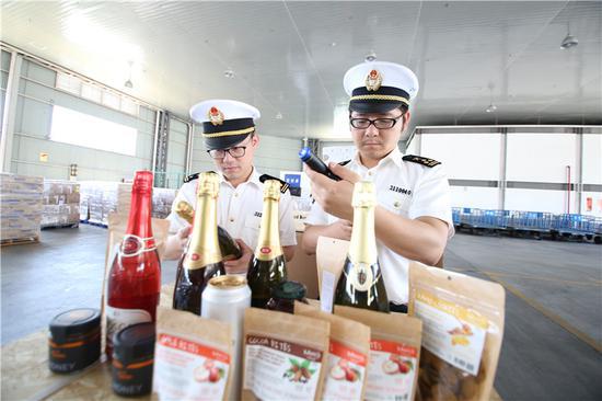 图为宁波海关验放首批“中东欧博览会”展品 宁波海关供图