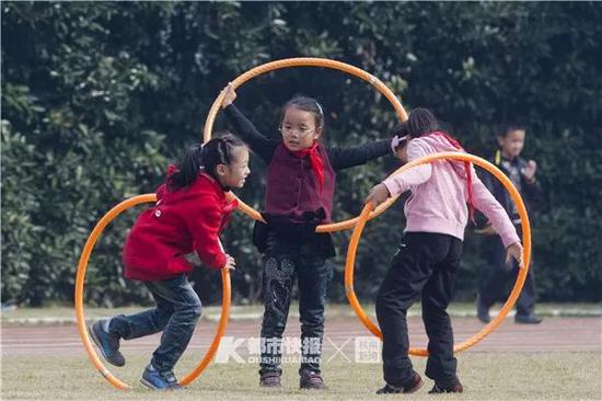萧山区育才小学,体育课,玩呼啦圈的女生。首席记者 陈中秋 摄