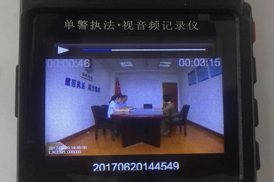 执法记录仪图片。