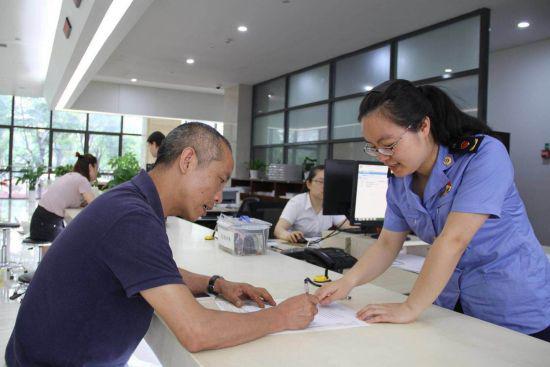 图为宁波市海曙区行政服务分中心市场监管窗口 宁波市市场监管局供图