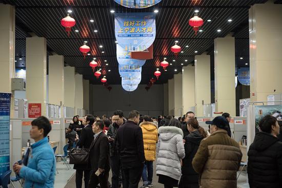 图为招聘会现场。 任社 摄