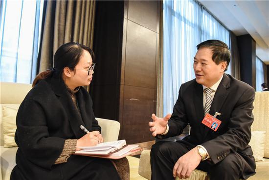 图为高庆丰?#37038;?#20013;新网记者专访。何蒋勇摄