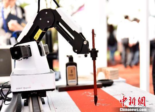 图为参展机器人 李佳赟 摄