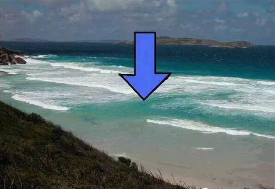 在离海岸三四十米白浪附近!