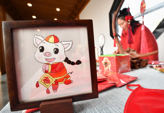 图为“金猪”工艺品展示。