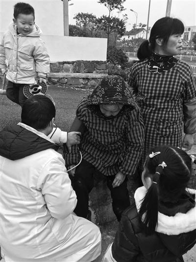 韦医生在路边为老人量血压 通?#23545;?nbsp;供图