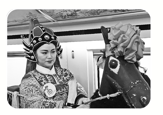 战马女演员宣传富阳龙门古镇,她身后行李架上装饰了富春山居图。