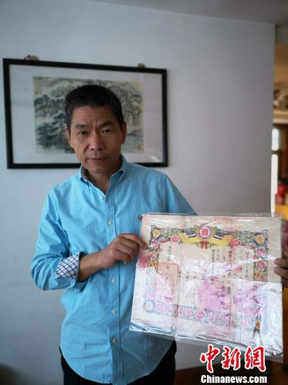 图为:王文君向中新网记者展示婚书 范宇斌 摄