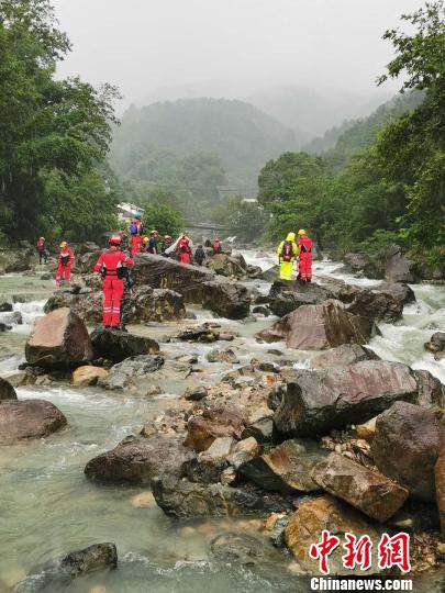 搜救人员正在事发地下游进行地毯式搜索。 山福镇供图
