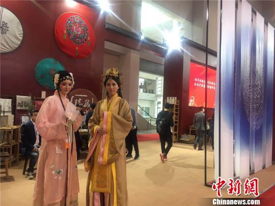 图为2018中国(宁波)特色文化产业博览会现场 李佳赟 摄