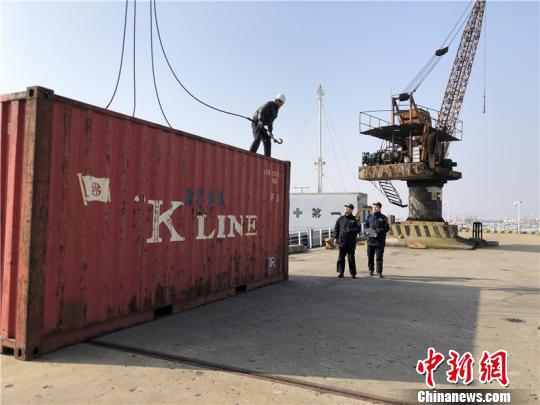 图为象山海关关员监卸对台小额贸易进口货物 王珂琼 摄
