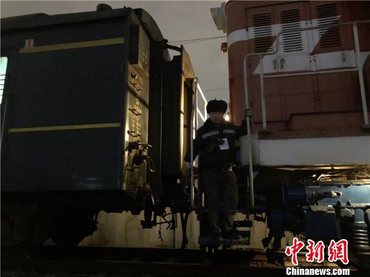 图为夜间作业现场。 林波 摄