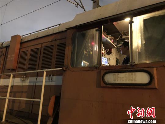 图为夜间作业现场。 林波 摄